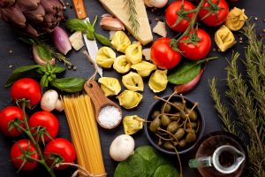 Nourriture italienne avec légumes, huile d'olive, fromage, herbes et pâtes