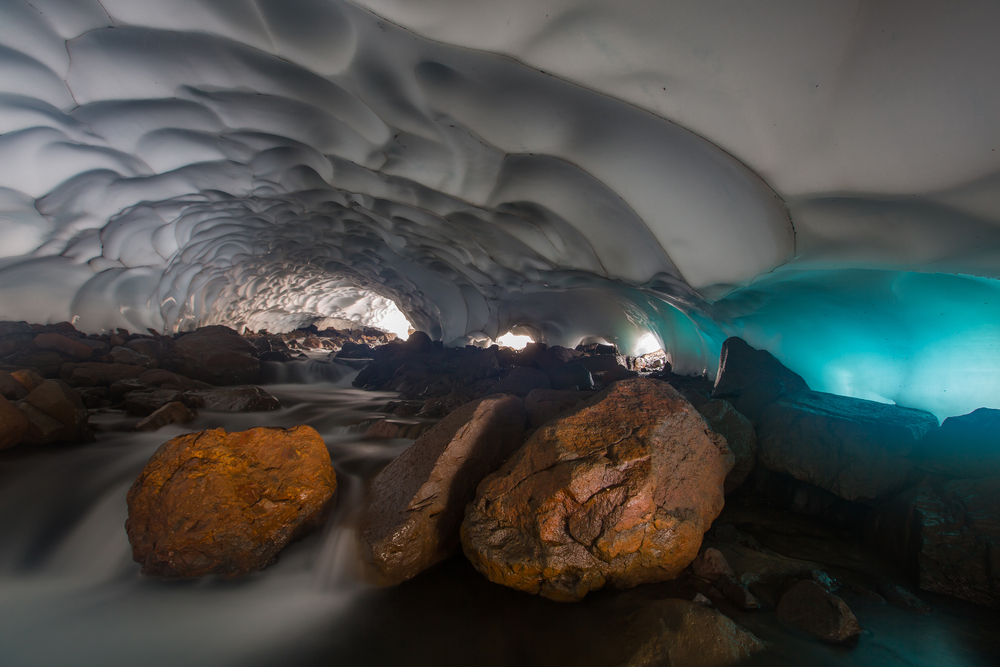 La grotte glacée du volcan Mutnovsky en Russie