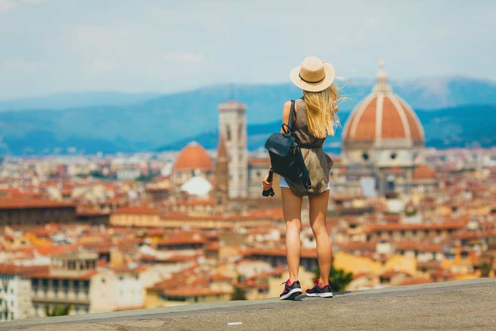 Jeune femme à Florence en Toscane, Italie