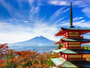 Temple japonais avec le Mont Fuji derrière