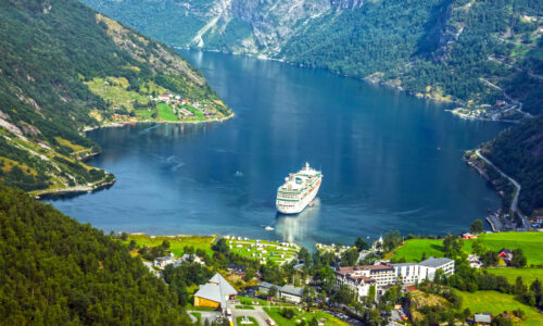 Geiranger fjordshutterstock_238235545 Geiranger fjordshutterstock_238235545