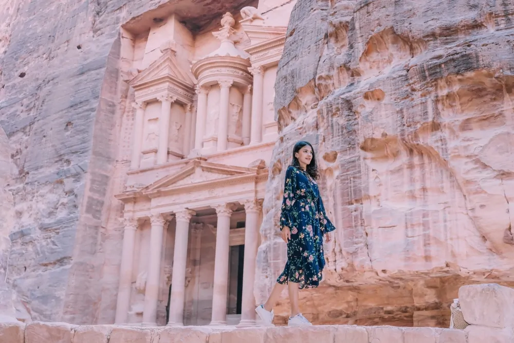 Jeune fille à Petra en Jordanie 